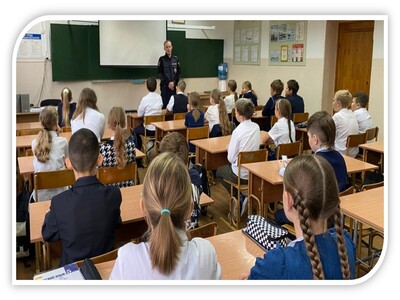Беседы о соблюдении Правил дорожного движения провел с ребятами инспектор ОГИБДД УМВД России Комаровский Д.Д..