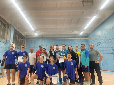 Дружеский волейбольный матч между командами отцов и учащихся 8-х классов.
