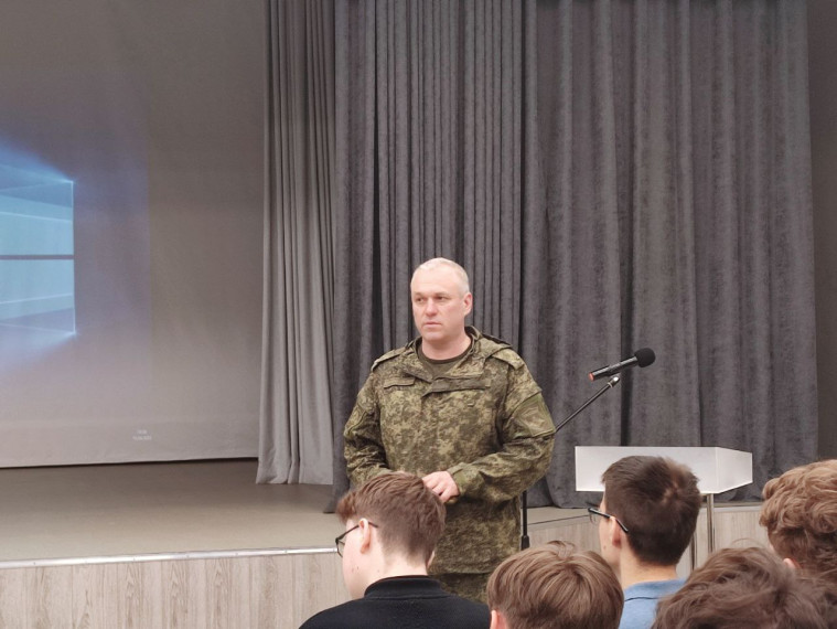 Встреча старшеклассников с представителем Военной академии.
